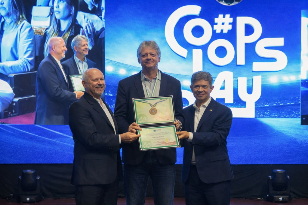 “O cooperativismo transforma vidas e gera inclusão produtiva”, diz Verruck ao ser homenageado