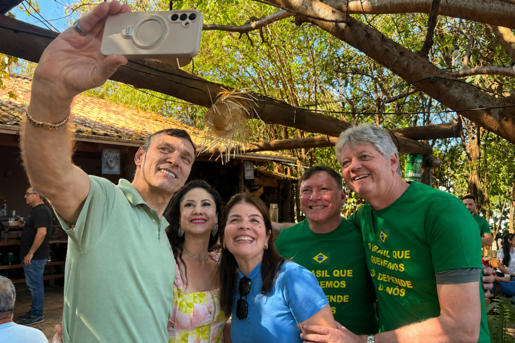 Jaime Verruck e Gláucia Iunes se reúnem com moradores do Oliveira