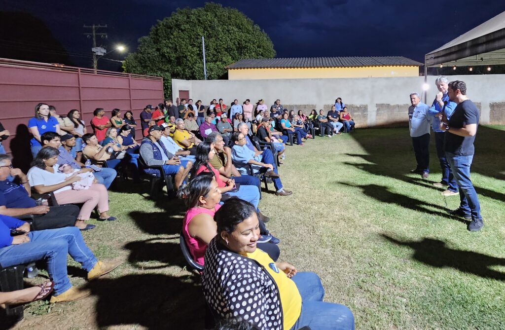 Em Nioaque, Jaime Verruck e Santullo conversam com moradores