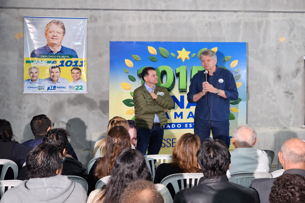 Jaime Verruck e Renato Câmara conversam com lideranças na região central de Campo Grande