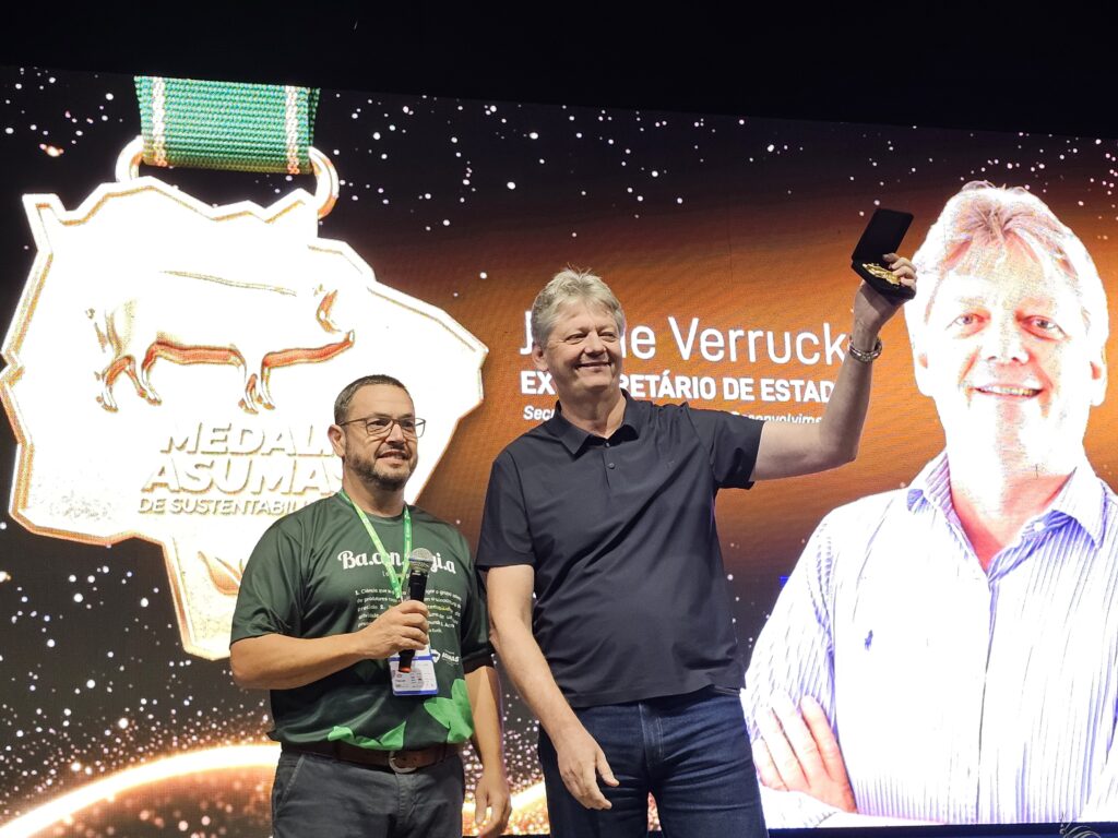 Jaime Verruck recebe homenagem e ressalta o empreendedorismo do suinocultor de MS